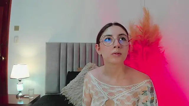 Snapshot of Emilywatsonn chatting on December 19, 2024, 11:39 am Emilywatsonn online show from December 19, 2024, 11:39 am