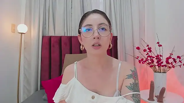 Snapshot of Emilywatsonn chatting on December 20, 2024, 11:43 am Emilywatsonn online show from December 20, 2024, 11:43 am