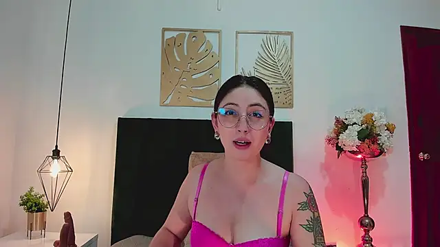Snapshot of Emilywatsonn chatting on December 22, 2024, 2:16 pm Emilywatsonn online show from December 22, 2024, 2:16 pm