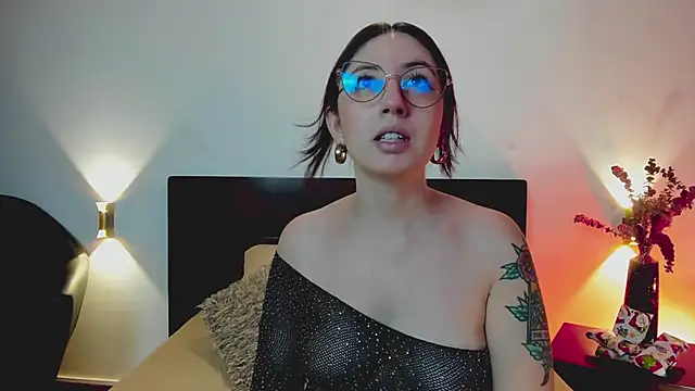 Snapshot of Emilywatsonn chatting on December 24, 2024, 11:49 am Emilywatsonn online show from December 24, 2024, 11:49 am