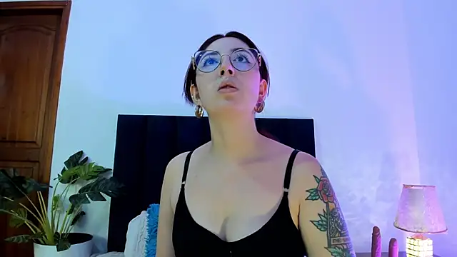 Snapshot of Emilywatsonn chatting on January 16, 2025, 11:48 am Emilywatsonn online show from January 16, 2025, 11:48 am