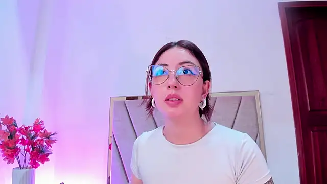 Snapshot of Emilywatsonn chatting on February 11, 2025, 2:57 pm Emilywatsonn online show from February 11, 2025, 2:57 pm