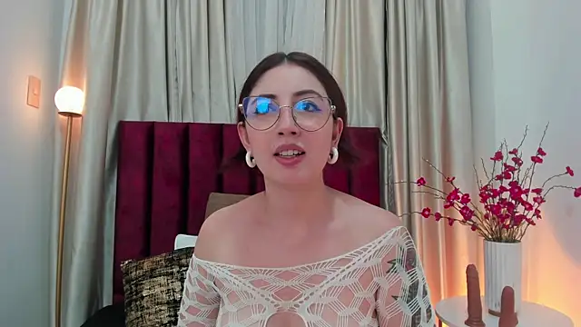 Snapshot of Emilywatsonn chatting on February 17, 2025, 11:34 am Emilywatsonn online show from February 17, 2025, 11:34 am