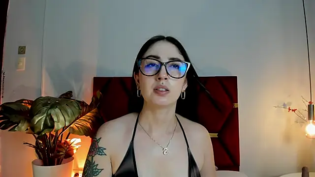 Snapshot of Emilywatsonn chatting on April 9, 2026, 11:43 pm Emilywatsonn online show from April 9, 2026, 11:43 pm