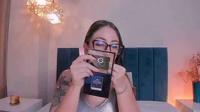 Snapshot of Emilywatsonn chatting on June 17, 2026, 1:30 am Emilywatsonn online show from June 17, 2026, 1:30 am