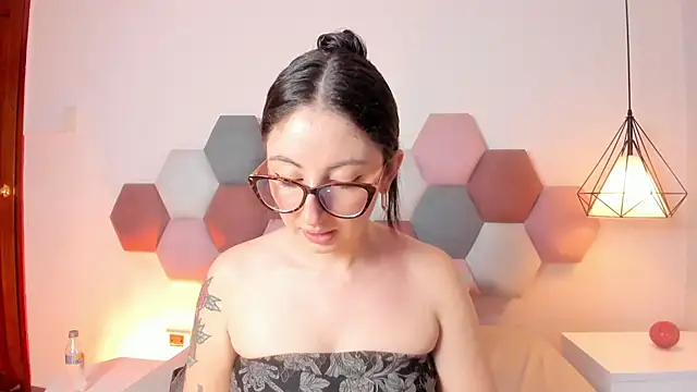 Snapshot of Emilywatsonn chatting on June 26, 2026, 12:26 am Emilywatsonn online show from June 26, 2026, 12:26 am