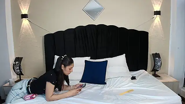 Snapshot of Ambarross chatting on October 13, 2025, 8:09 pm Ambarross online show from October 13, 2025, 8:09 pm