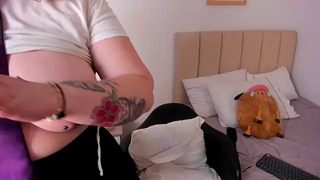 AngelPhoeniix  online show from January 5, 2025, 2:06 am