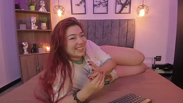 Snapshot of Andy_and_emma chatting on December 16, 2024, 3:43 pm Andy and emma online show from December 16, 2024, 3:43 pm