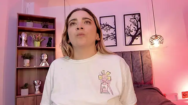 Snapshot of Andy_and_emma chatting on January 15, 2025, 3:39 pm Andy and emma online show from January 15, 2025, 3:39 pm