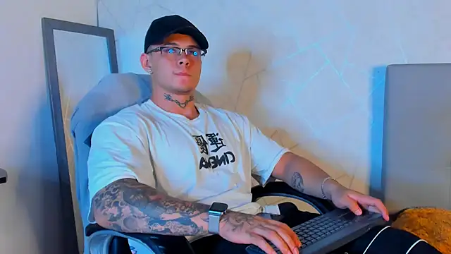 Snapshot of NoahhBrown chatting on February 5, 2025, 3:23 am NoahhBrown online show from February 5, 2025, 3:23 am