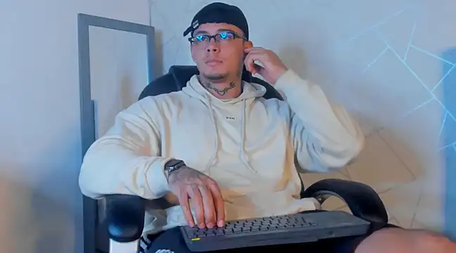 Snapshot of NoahhBrown chatting on February 14, 2025, 3:33 am NoahhBrown online show from February 14, 2025, 3:33 am