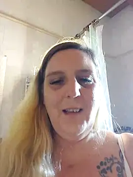 BecciDeluxe online show from October 8, 2025, 11:19 am