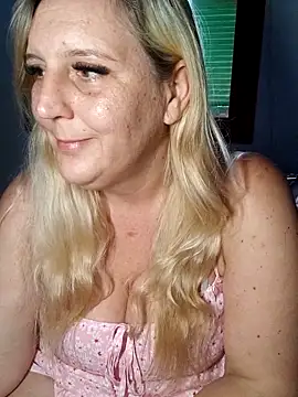 BecciDeluxe online show from May 4, 2026, 9:27 am