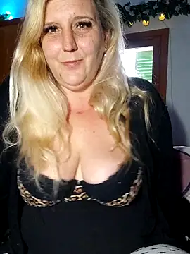 BecciDeluxe online show from May 8, 2026, 10:53 am
