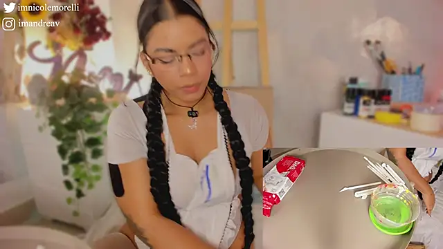 Snapshot of Nicolemorelli2 chatting on September 20, 2025, 1:56 pm Nicolemorelli2 online show from September 20, 2025, 1:56 pm