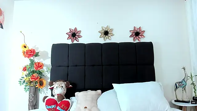Snapshot of VIOLETMIILLER chatting on February 10, 2025, 2:05 pm VIOLETMIILLER online show from February 10, 2025, 2:05 pm