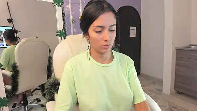 Snapshot of your_khloe chatting on December 6, 2024, 5:44 pm your khloe online show from December 6, 2024, 5:44 pm