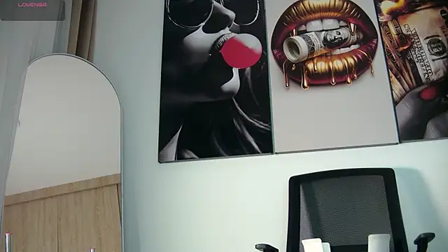 aidaadams online show from December 18, 2025, 11:27 am