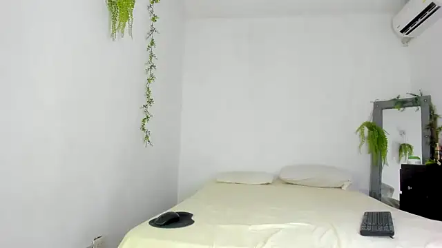 Alika01 online show from September 29, 2025, 9:19 pm