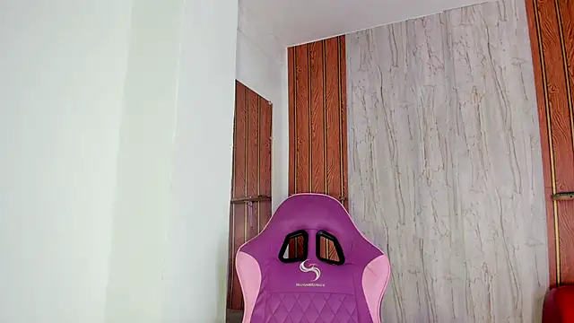 Alika01 online show from October 4, 2025, 1:42 pm