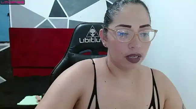 Snapshot of natashasmithe chatting on December 3, 2024, 10:18 pm natashasmithe online show from December 3, 2024, 10:18 pm
