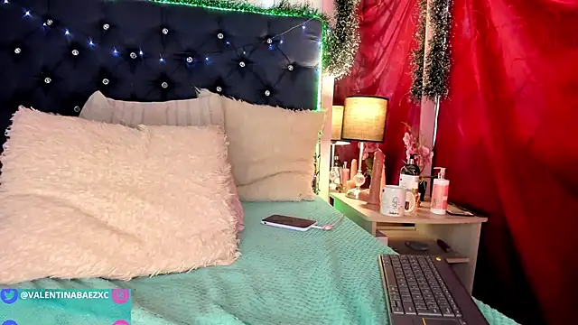 valentinabaez online show from December 6, 2024, 9:02 pm