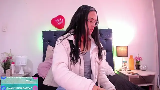 valentinabaez online show from February 19, 2025, 7:27 pm