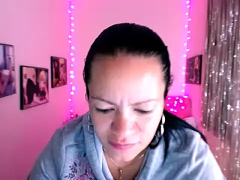 Snapshot of Cristal_w chatting on December 3, 2024, 6:17 pm Cristal w online show from December 3, 2024, 6:17 pm