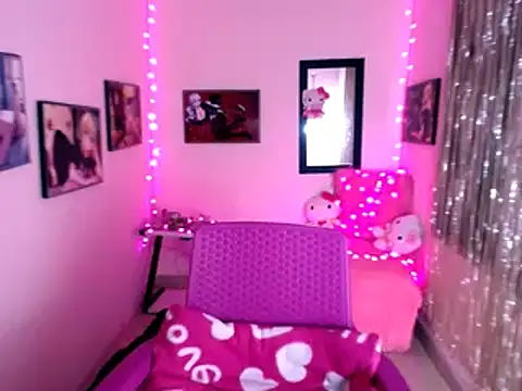Snapshot of Cristal_w chatting on December 5, 2024, 12:22 pm Cristal w online show from December 5, 2024, 12:22 pm