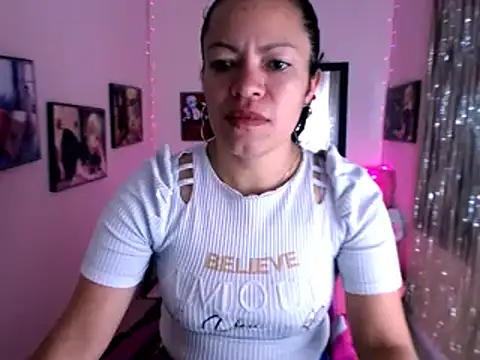 Snapshot of Cristal_w chatting on December 7, 2024, 1:51 pm Cristal w online show from December 7, 2024, 1:51 pm