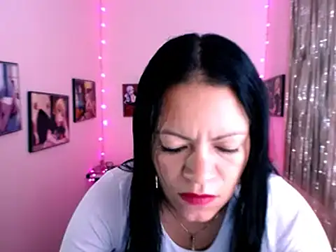 Snapshot of Cristal_w chatting on December 27, 2024, 5:48 pm Cristal w online show from December 27, 2024, 5:48 pm
