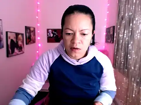 Snapshot of Cristal_w chatting on January 8, 2025, 12:37 pm Cristal w online show from January 8, 2025, 12:37 pm
