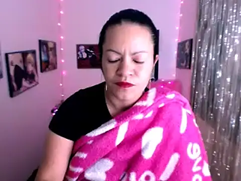 Snapshot of Cristal_w chatting on January 13, 2025, 5:33 pm Cristal w online show from January 13, 2025, 5:33 pm