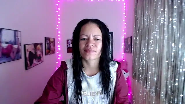 Snapshot of Cristal_w chatting on February 7, 2025, 12:28 pm Cristal w online show from February 7, 2025, 12:28 pm