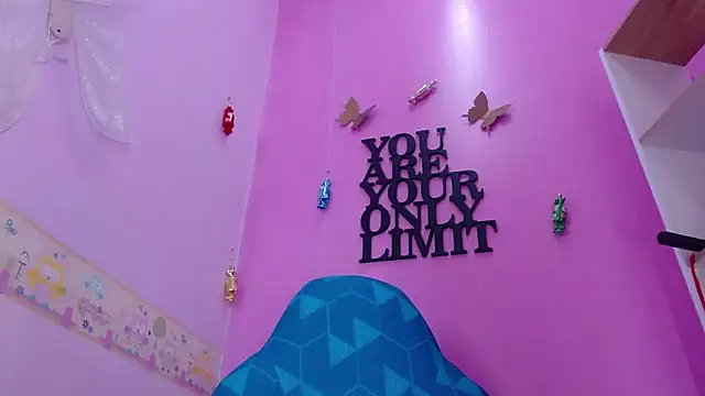 Snapshot of Lila_Pinky chatting on March 19, 2025, 5:28 pm Lila Pinky online show from March 19, 2025, 5:28 pm