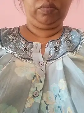 Snapshot of Ravina_patil1 chatting on May 18, 2026, 5:35 am Ravina patil1 online show from May 18, 2026, 5:35 am