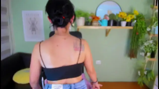 Snapshot of Aliiz_01 chatting on December 24, 2024, 6:11 am Aliiz 01 online show from December 24, 2024, 6:11 am