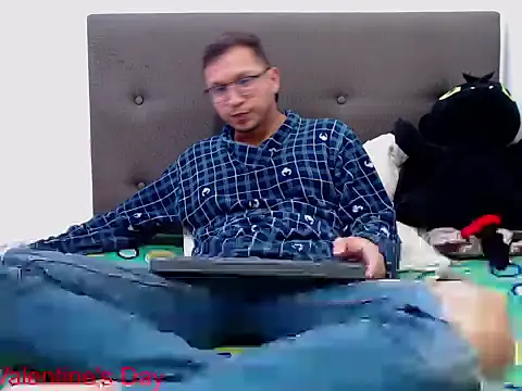 andy loverxx online show from February 18, 2026, 12:50 am