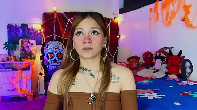 alisson zafiro  online show from October 29, 2025, 3:31 am