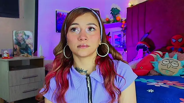 alisson zafiro  online show from November 19, 2025, 3:17 am