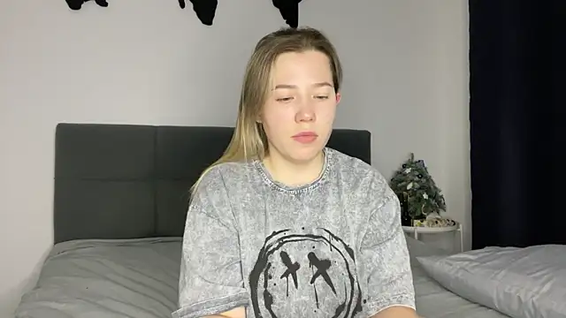 Embersweetbunny online show from December 23, 2024, 3:55 pm