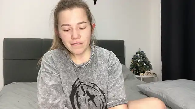 Embersweetbunny online show from December 23, 2024, 6:58 pm