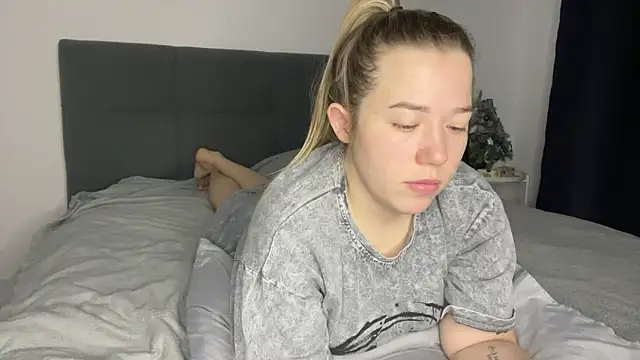 Embersweetbunny online show from December 24, 2024, 6:44 am