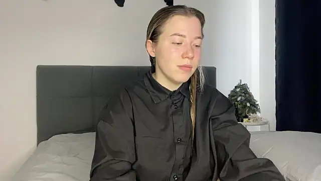Embersweetbunny online show from December 24, 2024, 10:01 am