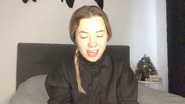 Embersweetbunny online show from December 25, 2024, 7:14 am