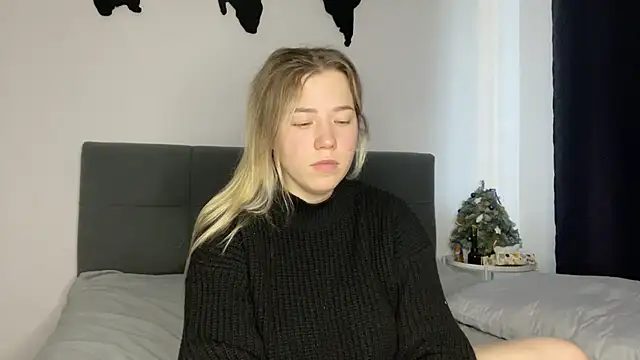 Embersweetbunny online show from December 25, 2024, 1:30 pm