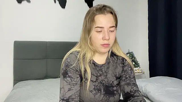 Embersweetbunny online show from December 28, 2024, 3:04 pm