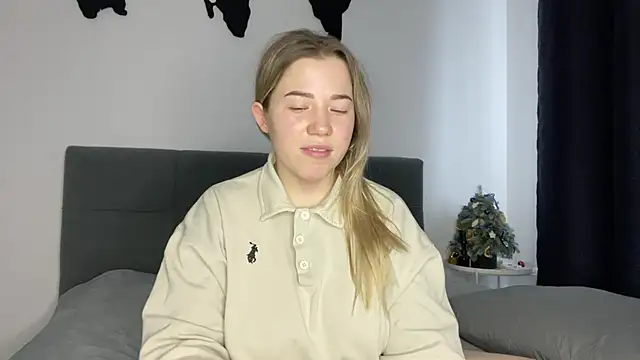 Embersweetbunny online show from December 30, 2024, 11:37 am