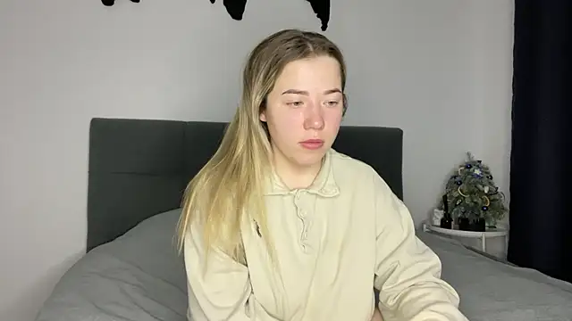 Embersweetbunny online show from December 31, 2024, 7:10 am